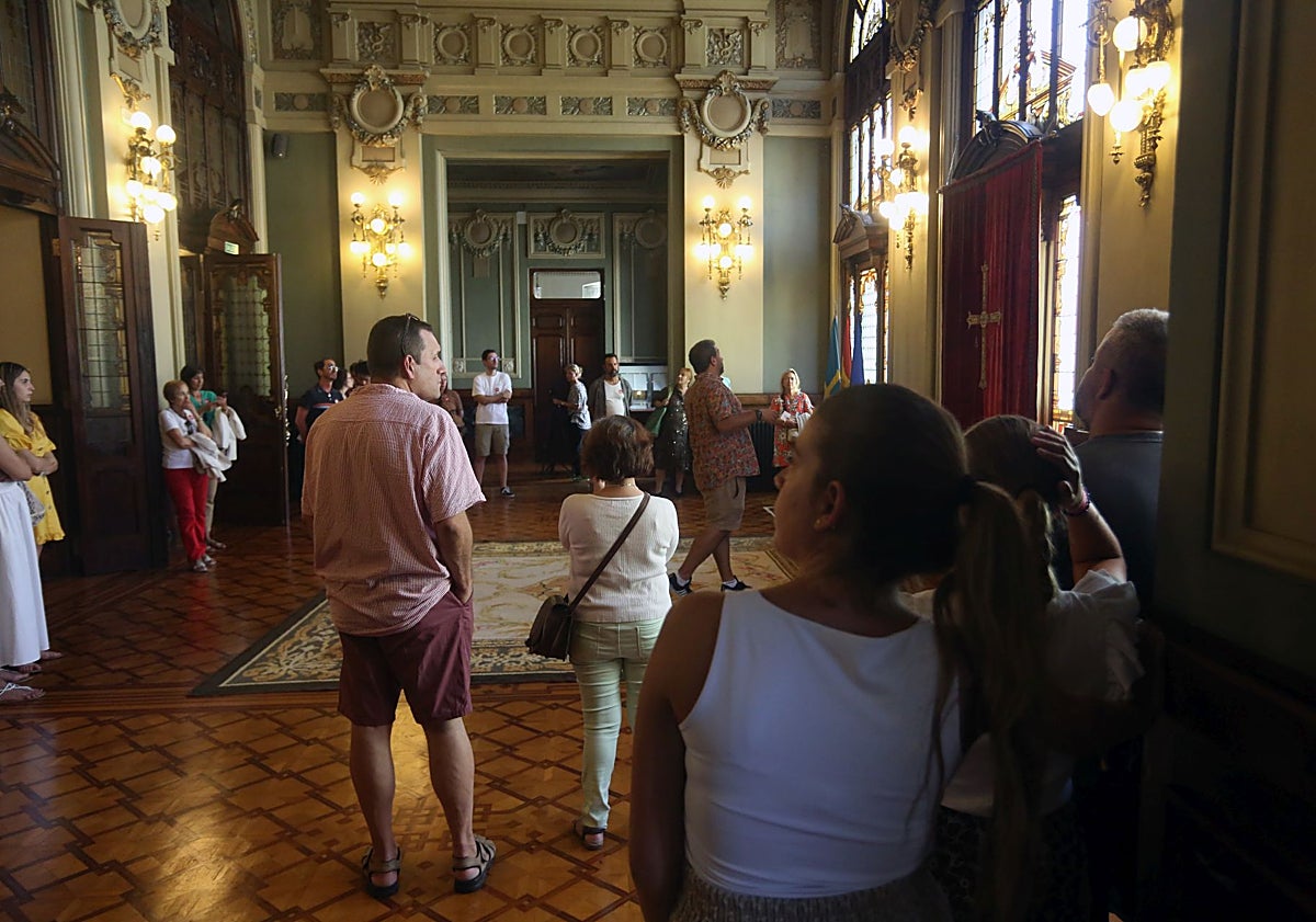 Imagen principal - Jornadas de puertas abiertas en la Junta General del Principado de Asturias: «Es muy majestuosa y las escaleras impresionan»
