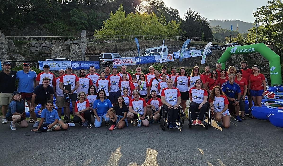 Participantes aguardan antes de dar comienzo a la prueba, en Arriondas.