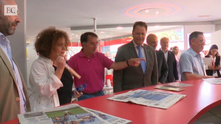 La consejera Marta del Arco visita el stand de EL COMERCIO en la FIDMA