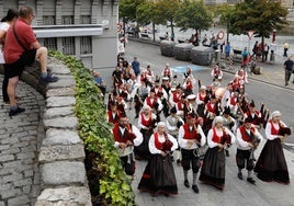 Una actuación de la banda de gaitas Villa de Xixón.