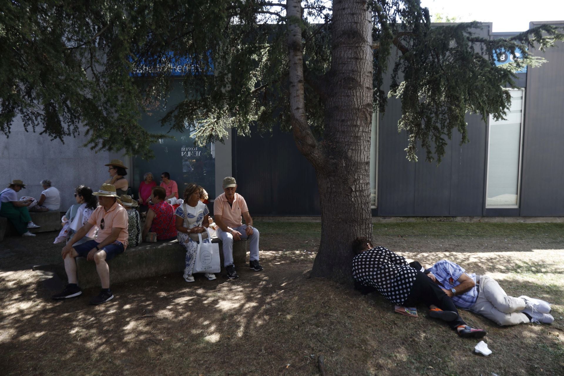 Las playas, los helados y las piscinas alivian la ola de calor en Asturias