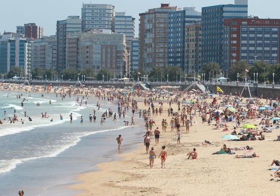 La playa de San Lorenzo, a reventar esta mañana