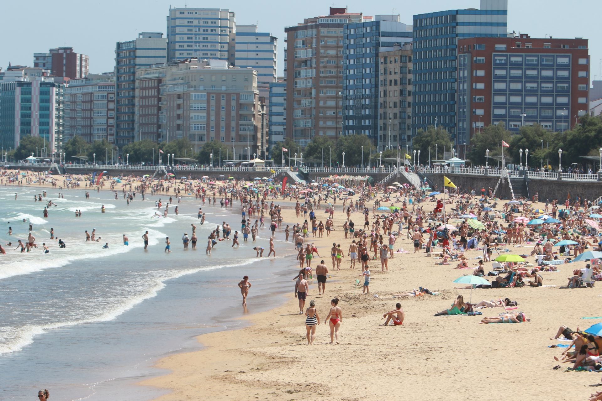 Las playas, los helados y las piscinas alivian la ola de calor en Asturias