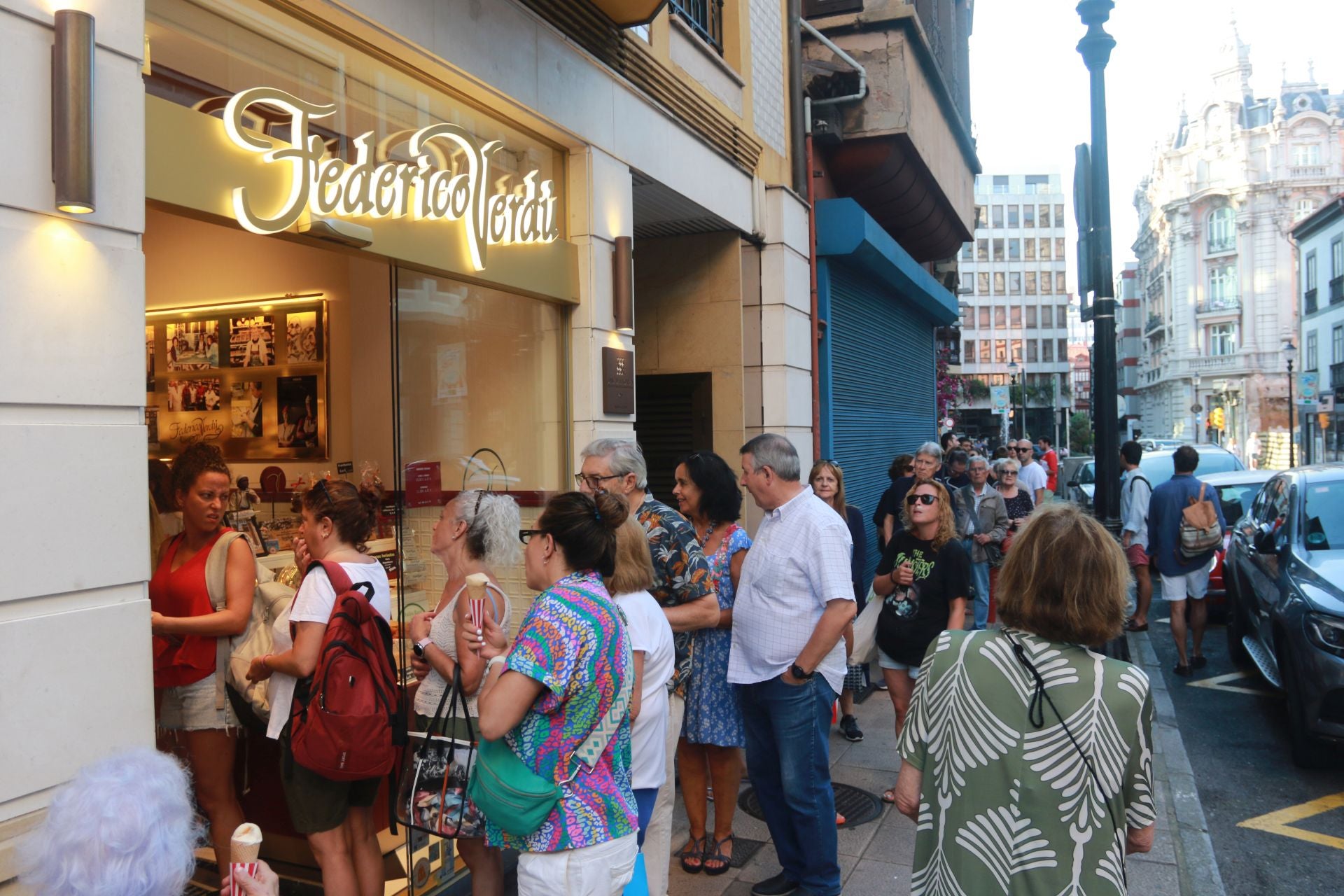 Las playas, los helados y las piscinas alivian la ola de calor en Asturias