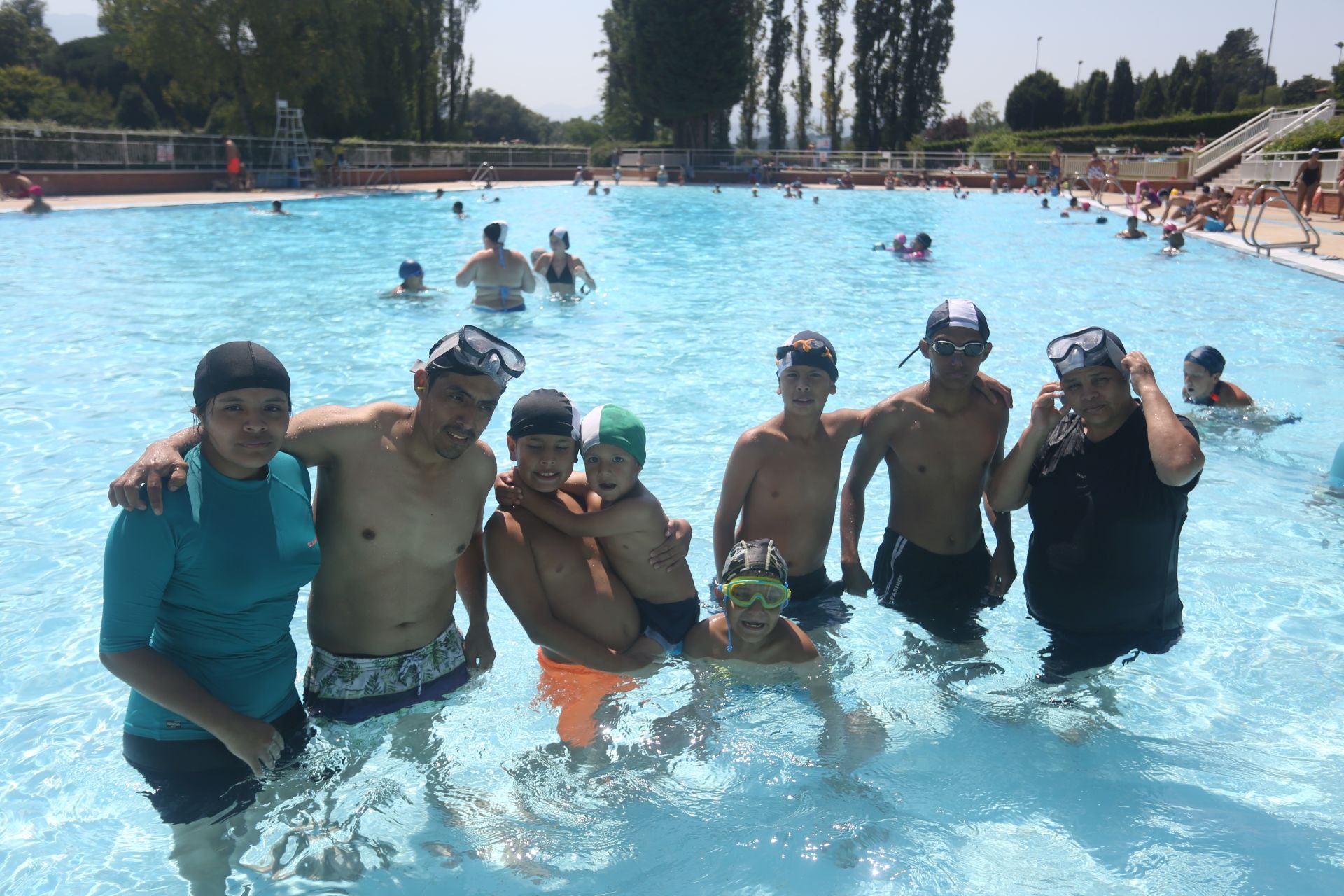 Las playas, los helados y las piscinas alivian la ola de calor en Asturias