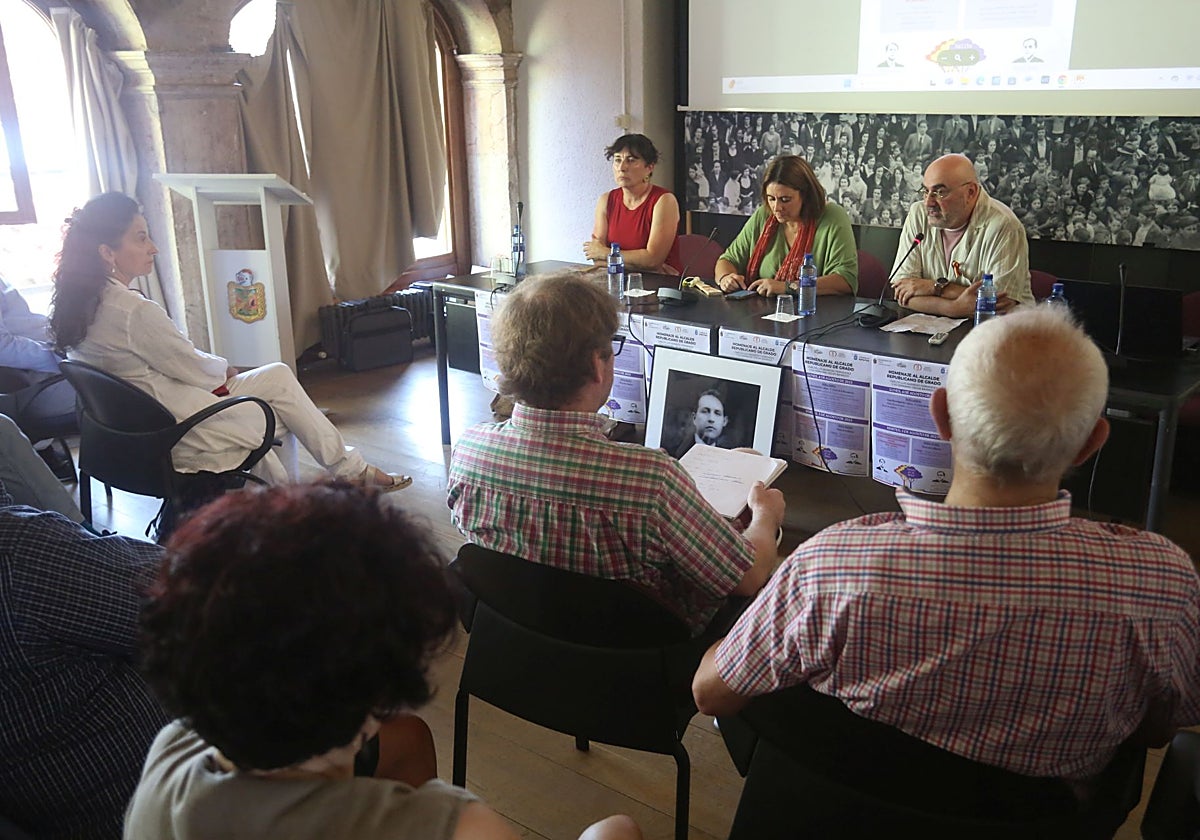La directora de Memoria Democrática, Begoña Collado, y la edil de Grado la misma área, María José Miranda, con Carlos León, presidente de la Asociación Memorialista del concejo, en la presentación del homenaje al alcalde Carlos Barredo