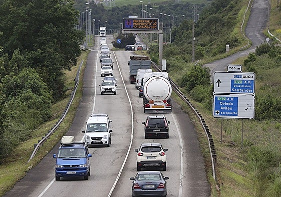 Tráfico denso en la AS-19, donde se ha instalado un radar de tramo.