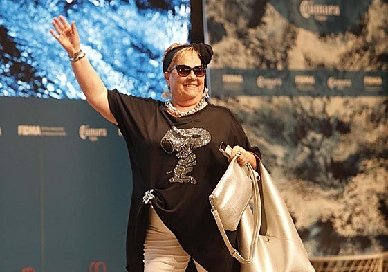 Una de las participantes senior saluda al público con desparpajo.