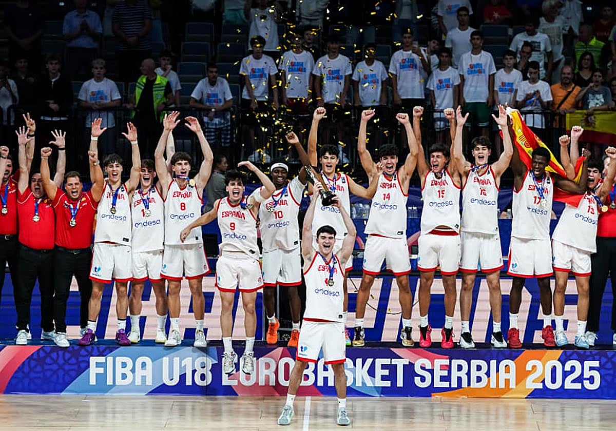 Huelves, el cuarto por la izquierda en la foto de familia del equipo campeón.