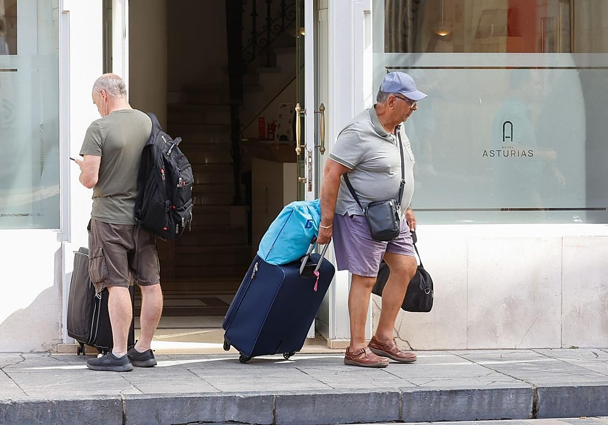 Turistas a la entrada del Hotel Asturias, en plena plaza Mayor de Gijón.