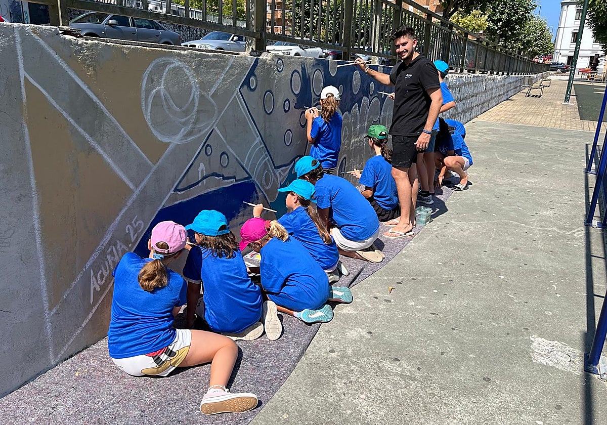 La creación del mural comenzó ayer por la tarde con el primer grupo de alumnos.