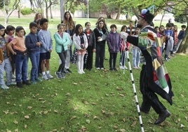 El parque de Ferrera de Avilés volverá a acoger actividades de ocio para jóvenes.