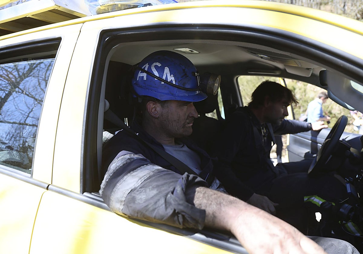 Efectivos de la Brigada de Salvamento Minero, retirándose tras sacar a heridos y cuerpos del piso tercero de la mina, el 31 de marzo.