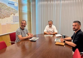 El alcalde de Siero Ángel García, el consejero Alejandro Calvo y el viceconsejero de Infraestructuras, Jorge García, se reunidos.
