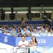 En la parte superior, cámaras de televisión en el partido entre el Real Avilés y el Sporting.