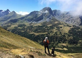 La excursión a Peña Rueda transita del intenso verdor de los bosques a las crestas calizas, deslizándose por un paisaje lleno de contrastes, detalles y exuberante belleza.