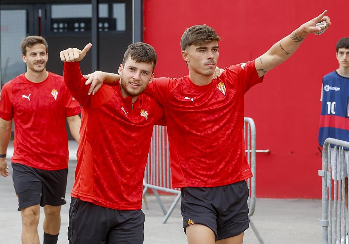 Curbelo, Guille Rosas y Pablo García, tres de los defensas del equipo, acceden al campo de entrenamiento de la Escuela de Mareo.