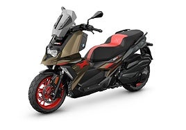 La BMW F 900 R y XR, junto con la BMW C 400 X y GT, son motos cómodas y muy fáciles de manejar para lo que se inician en el motociclismo.