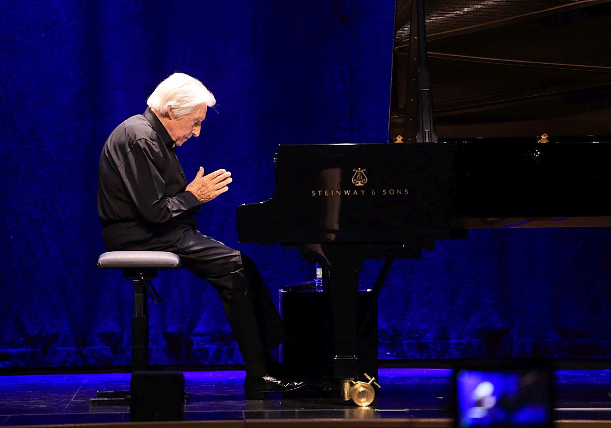 Joaquín Achúcarro, sobre el escenario del cine Fantasio de Navia.