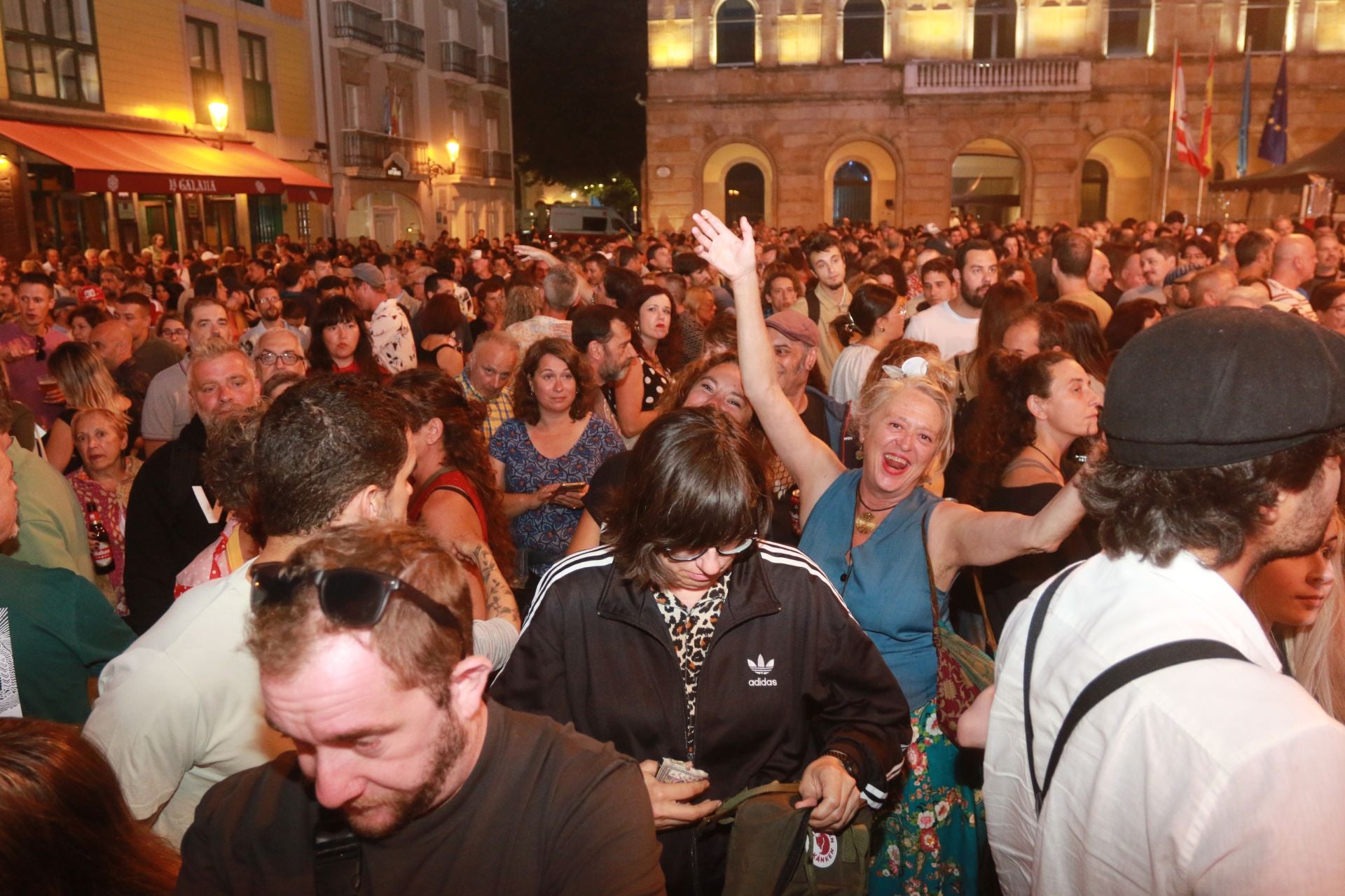 Semana Grande en Gijón: Kiko Veneno prende la mecha a una plaza Mayor abarrotada