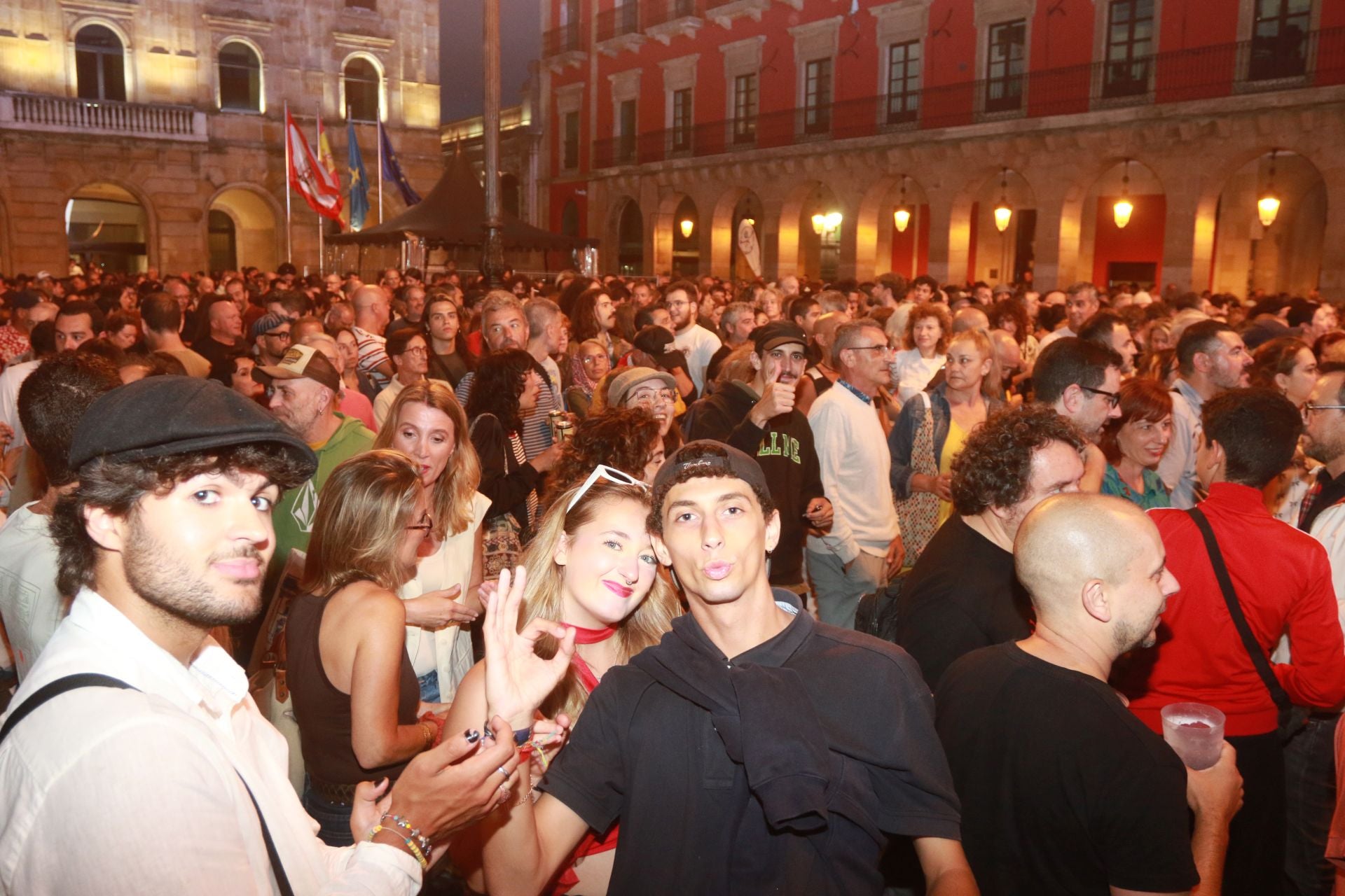 Semana Grande en Gijón: Kiko Veneno prende la mecha a una plaza Mayor abarrotada