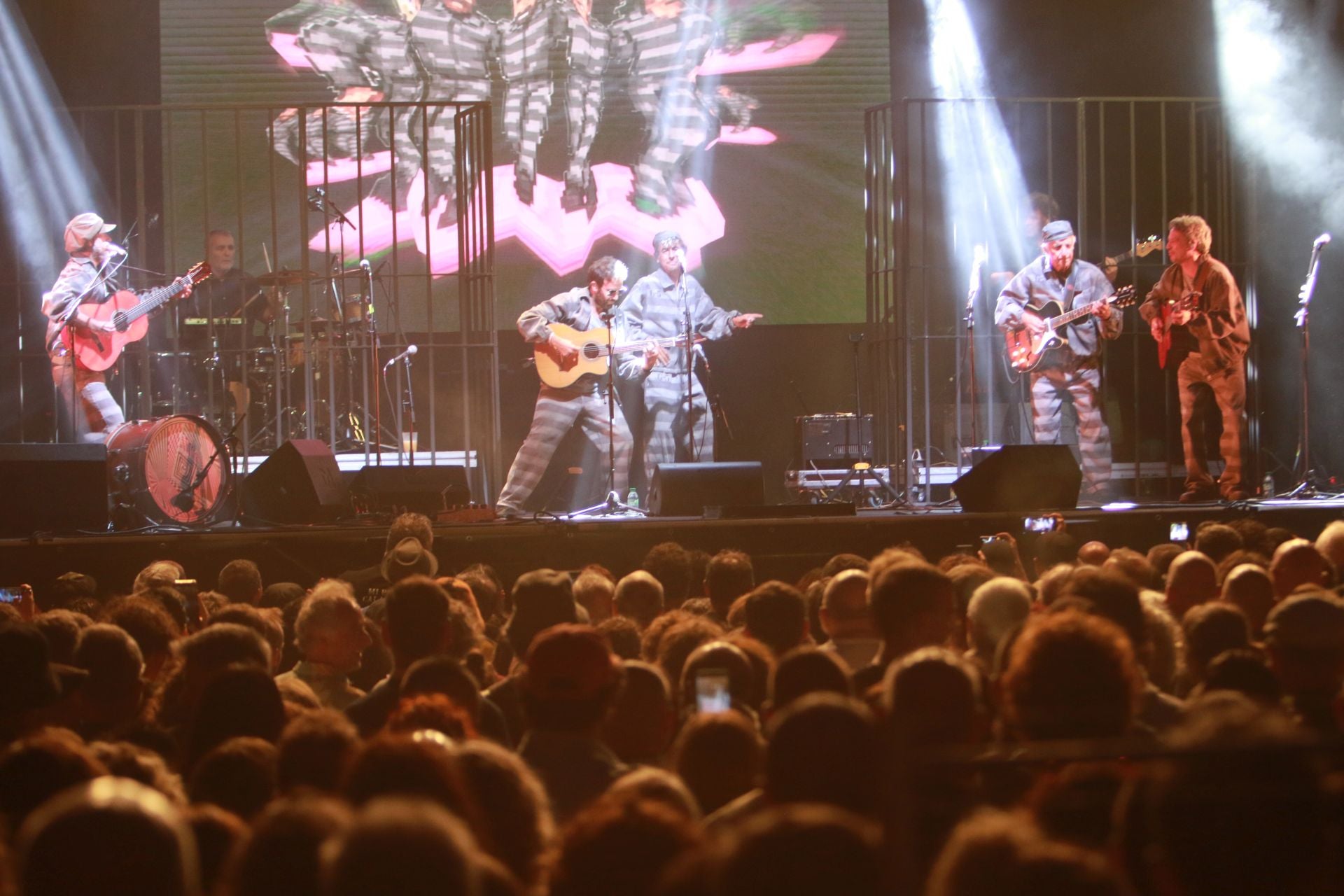 Semana Grande en Gijón: Kiko Veneno prende la mecha a una plaza Mayor abarrotada