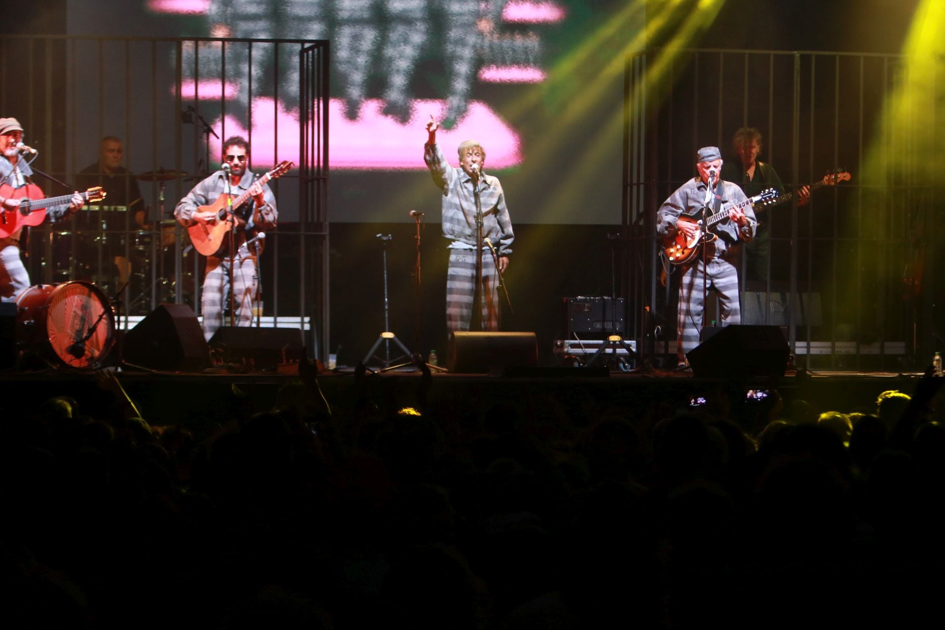 Semana Grande en Gijón: Kiko Veneno prende la mecha a una plaza Mayor abarrotada