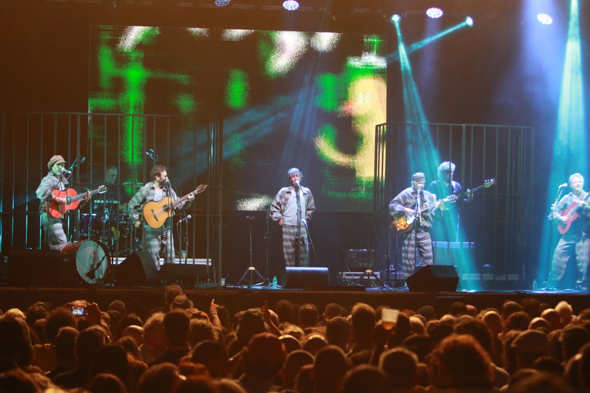 Semana Grande en Gijón: Kiko Veneno prende la mecha a una plaza Mayor abarrotada