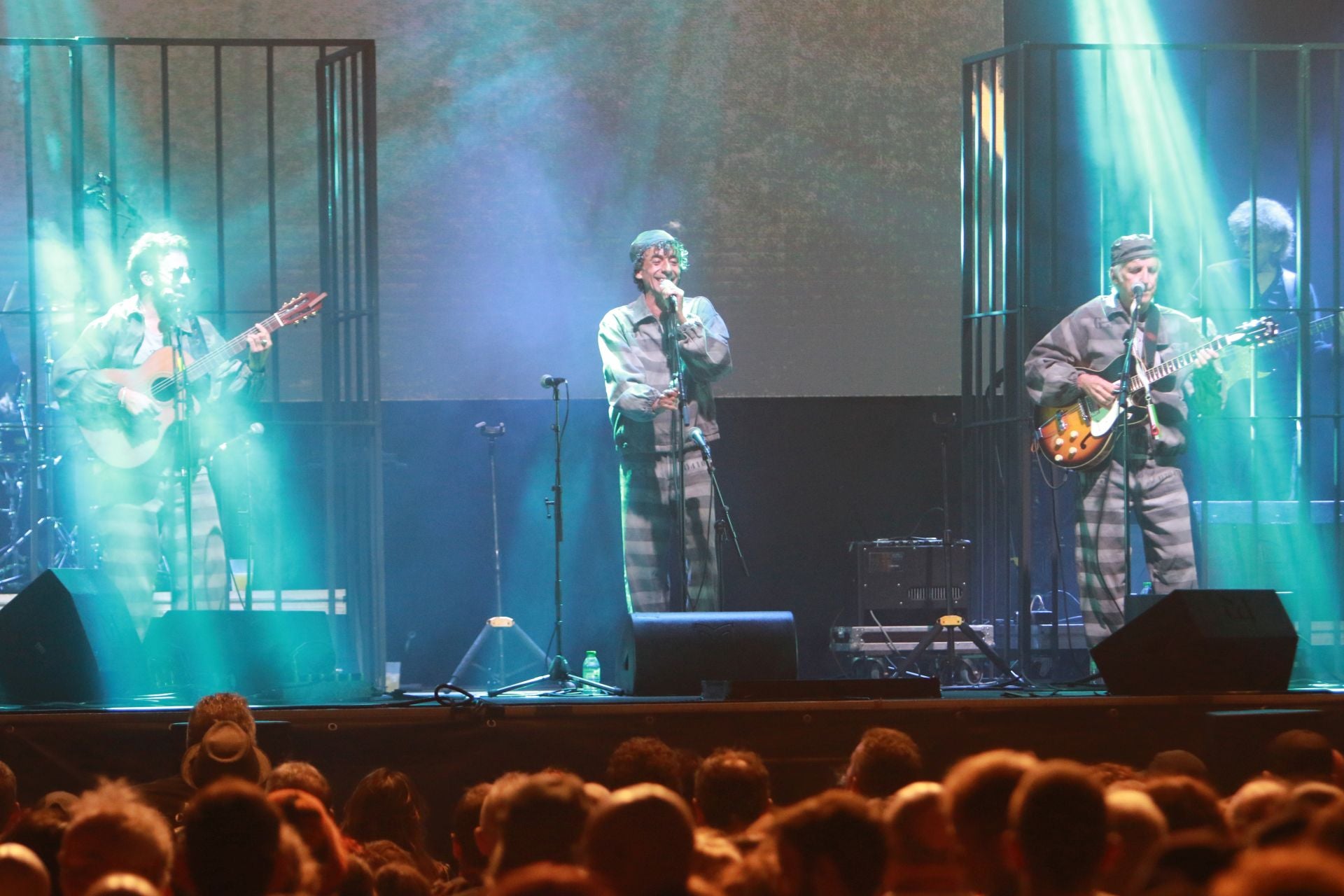 Semana Grande en Gijón: Kiko Veneno prende la mecha a una plaza Mayor abarrotada
