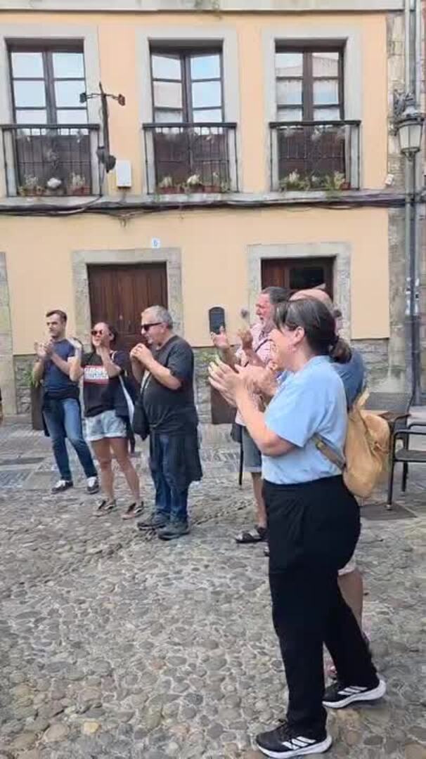 Emotivo recuerdo en Avilés a los hosteleros Carlos y Mari en el primer aniversario de su muerte