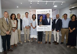 Moriyón y Pumares posan en el 'photocall' de EL COMERCIO, junto a los concejales de Foro en Gijón y el vicepresidente de la Cámara, Pedro López Ferrer