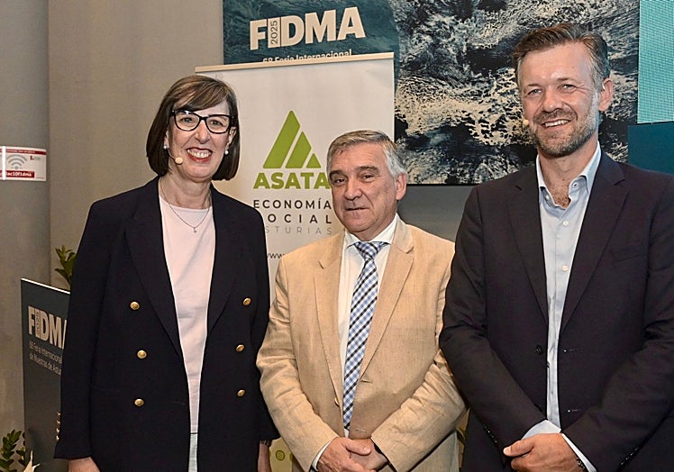 El presidente de Asata, Ruperto Iglesias (centro), con Nieves Roqueñí y Gerardo González.