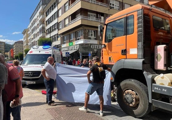 Fallece una mujer de 77 años atropellada por un camión en el centro de Pola de Siero