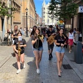 La Bandina Villa de Xixón, este martes, a su paso por la calle de La Merced.
