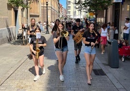 La Bandina Villa de Xixón, este martes, a su paso por la calle de La Merced.