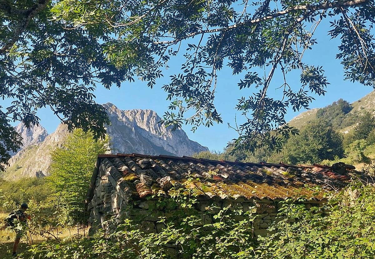 Imagen principal - Cabaña en Manín/ Tapinón desde la Vega/ caminando hacia la falda de Peña Rueda. 