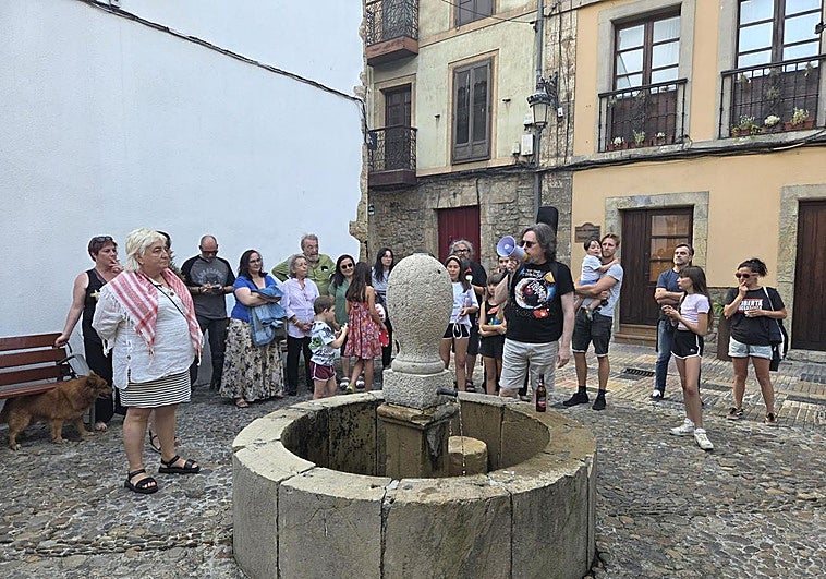 Enrico Martini, con el megáfono, invita a los asistentes a unirse al minuto de ruido en homenaje a la pareja.