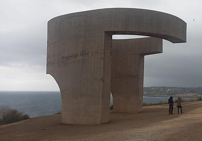 El 'Elogio del horizonte' lucía ayer de nuevo sin pintadas tras el último acto de vandalismo sufrido la noche del viernes.