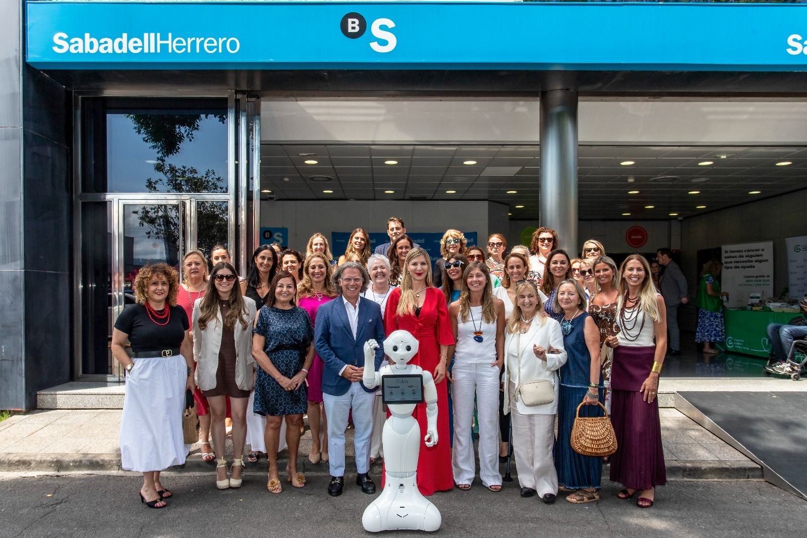 Los participantes de la jornada de FEDA junto con el robot Pepper en el pabellón banco SabadellHerrero.