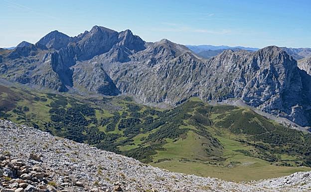 Caminando la zona del Cuchillar, con vistas a los Fontanes, casi ya en la cumbre.