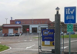 Borja Sánchez, consejero de Ciencia, Industria y Empleo, junto a la gerente de ITVASA, Marta Torre, en el Pabellón del Principado de la Fidma.