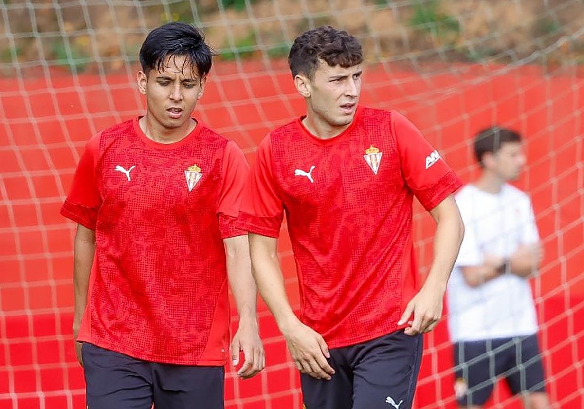 Joshua Mancha y Enol Prendes, durante uno de los entrenamientos de pretemporada del Sporting de Gijón este verano.