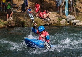 Lucas García, en plena competición del Nacional de kayak cross en el canal de aguas bravas leonés.