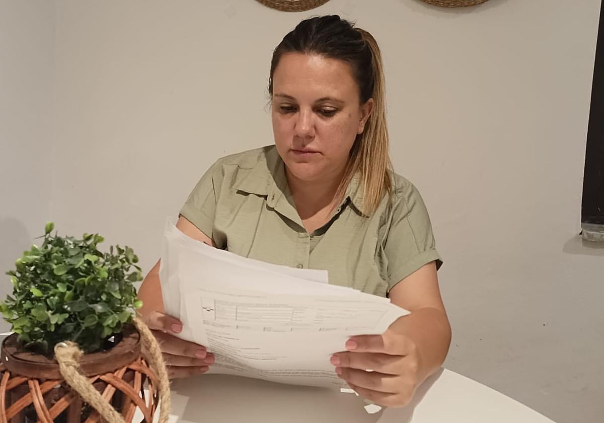 Esther Fernández revisando el papeleo clínico de su hijo de tan solo seis años con Trastorno del Espectro del Autismo.