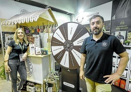 Laura y Rubén García giran la ruleta de regalo de Migaya
