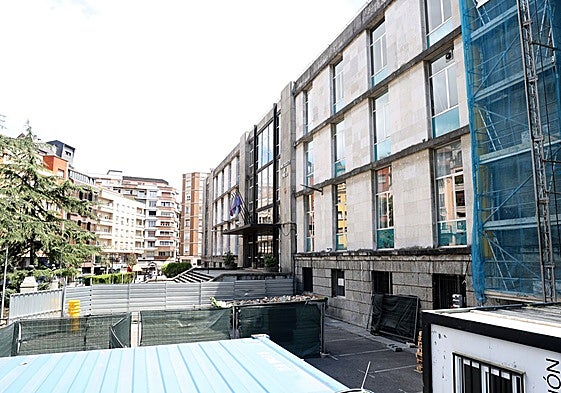 El edificio de la antigua Escuela de Minas de Oviedo.