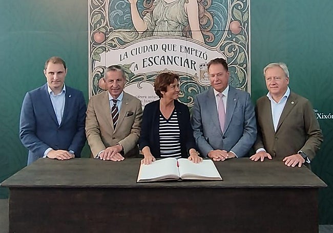 Pumares y Moriyón, con los principales representantes de la Cámara de Comercio tras firmar en el libro de la Fidma.