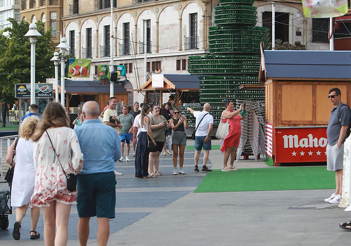 Las casetas del Paseo Gastro, este martes, en su nueva ubicación de la calle Claudio Alvargonzález.