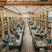La nave central de la planta de Trubia, con los vehículos en plena construcción.