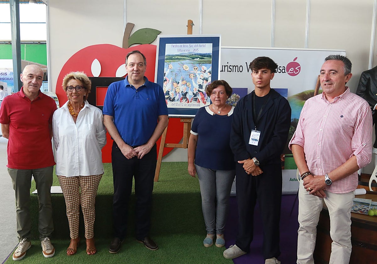 Vicente Álvarez, Lumi Fernández, Alejandro Vega, Ana María González, Eloy Sevares y José Antonio Fernández, durante la presentación de las fiestas del Portal, de Villaviciosa, en el estand de la Fidma.